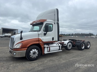 2016 Freightliner Cascadia 125 8x4 Tri/A Day Cab Truck Tractor