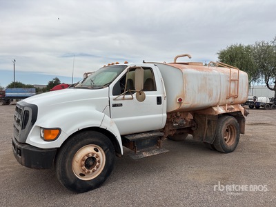 2004 Ford F-750 2000 gal 4x2 Autocarro per acqua