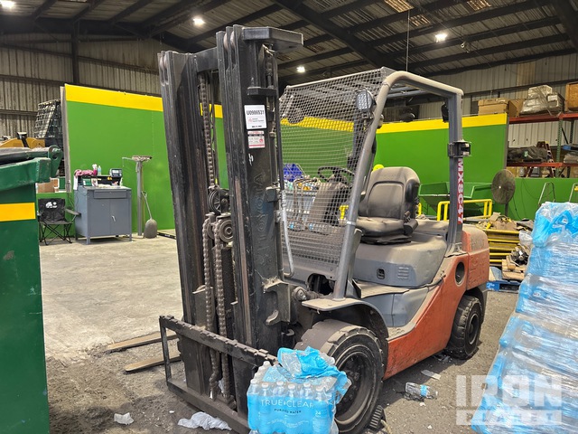 Toyota 8FDU32 4450 lb Pneumatic Tire Forklift