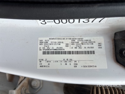 2021 Ford F-350 4x4 Crew Cab Flatbed Truck