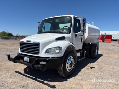 2014 Freightliner M2 106 2000 gal 4x2 Camion à eau