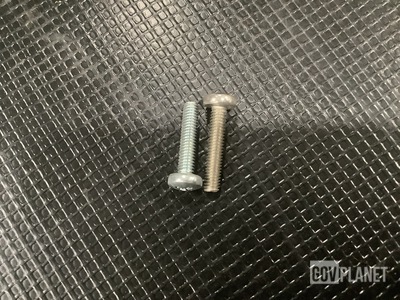 (1,328) Daimler Trucks North America 007985-004130 Machine Screws