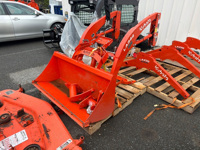 Kubota LA344S Front Loader Attachment (Inoperable) Kubota LA344S Front Loader Attachment (Inoperable)