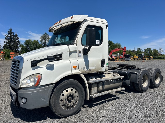 2014 Freightliner Cascadia 113 6x4 T/A Day Cab Truck Tractor