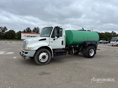 2003 International 4300 SBA 4x2 شاحنة مياه