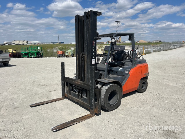 2015 Toyota 8FG50U 8650 lb Pneumatic Tire Forklift