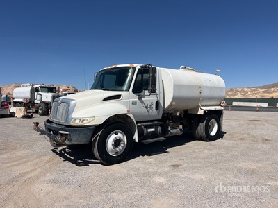 2003 International 4300 3500 gal 4x2 Camion cisterna de agua