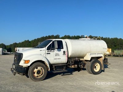 2007 Ford F-650 XL 2000 gal 4x2 Camion à eau