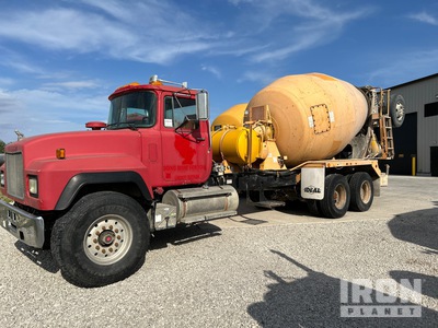 2001 Mack RD690S 8x4 Camion mélangeur