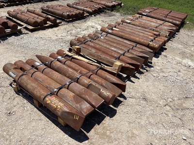 Quantity of (5) Pallets of Hydraulic Hammer Components Parti varie