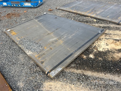 Quantity of (2) Kit Containers 6 ft x 8 ft 5 in (1.0 in Thick) Road ألواح الصلب (Unused)