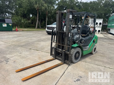 2011 Komatsu FG25T-16 4650 lb Pneumatic Tire Forklift