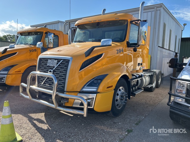 2021 Volvo VNL 6x2 T/A Day Cab Truck Tractor