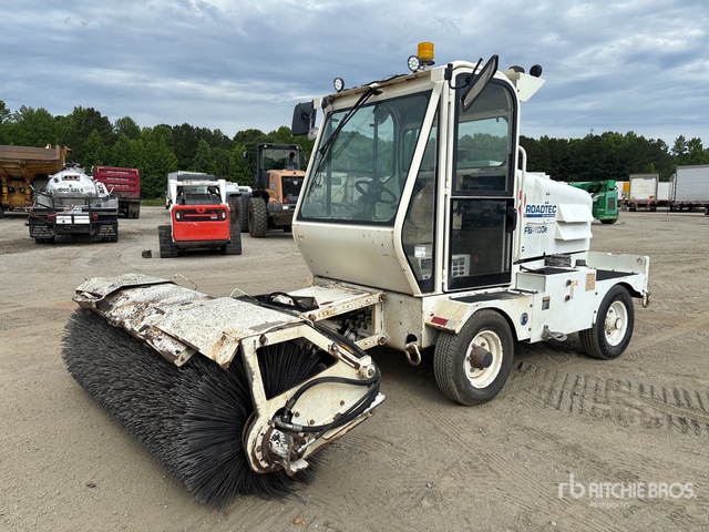 2018 Roadtec FB-100E Self-Propelled Broom