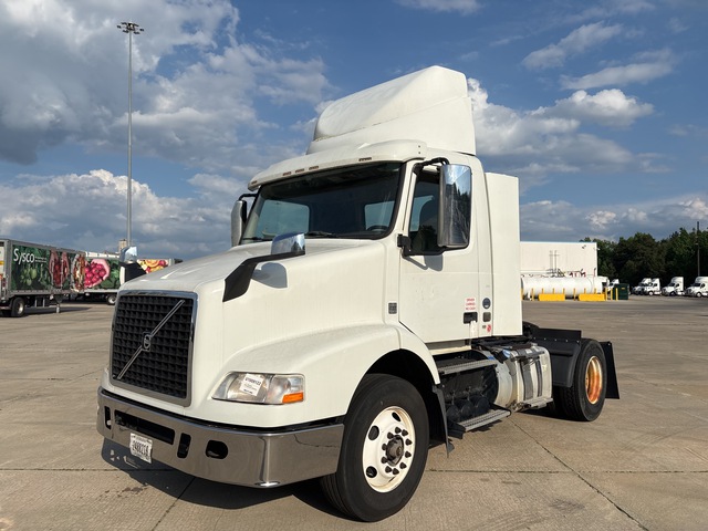 2017 Volvo VNR42T 4x2 S/A Day Cab Truck Tractor 2017 Volvo VNR42T 4x2 S/A Day Cab Truck Tractor
