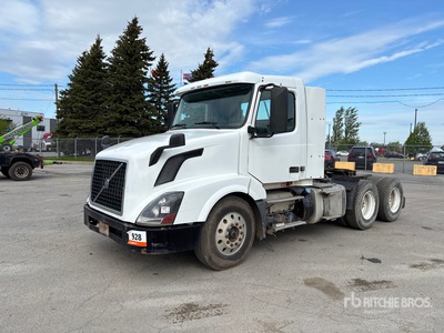 2013 Volvo VNL 6x4 T/A Dagcabine Trekker