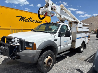 Altec AT37-G 37 ft on 2005 Ford F-550 4x4 Bucket Truck (Inoperable)