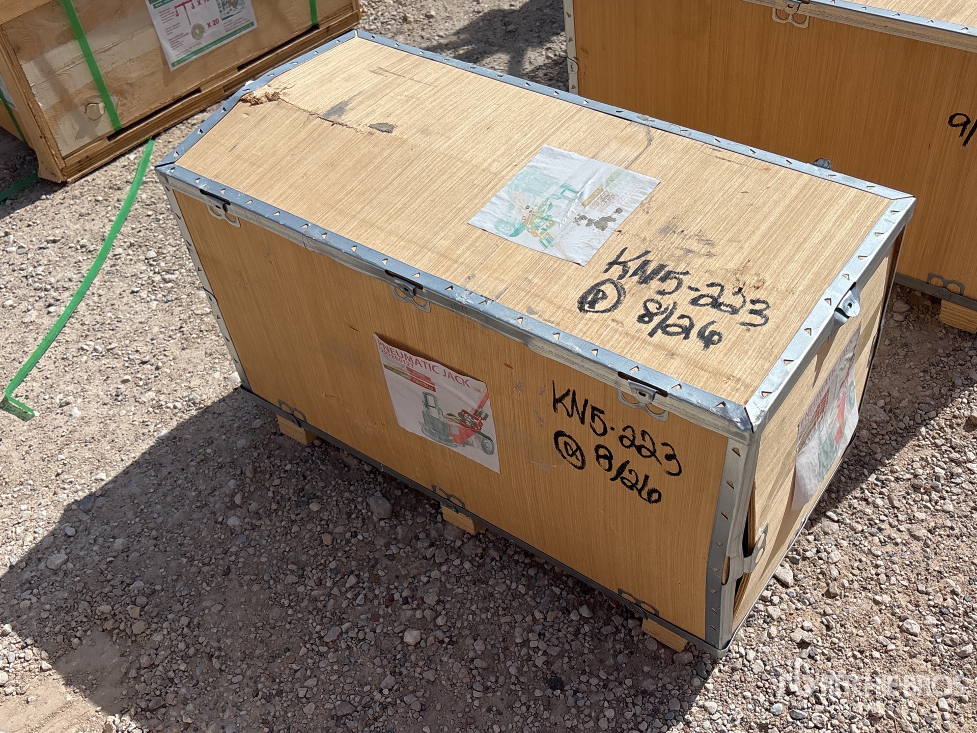 2026 STARVOX JB80T 80 ton Pneumatic/Hydraulic Floor Jack (Unused)