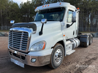 2011 Freightliner Cascadia 125 6x4 تراكتور شاحنة نهارية (ثنائية المحور)