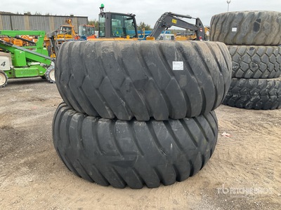 Quantity of (2) 33.5R33 Rims & Neumáticos