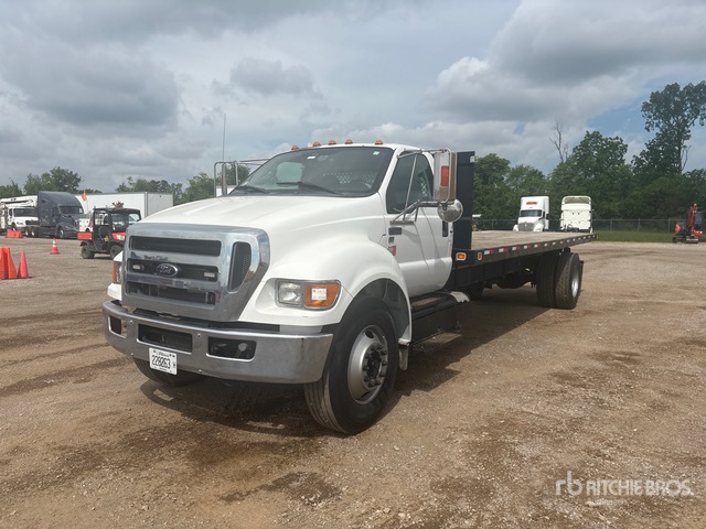 2015 Ford F-650 XLT 4x2 Flatbed Truck