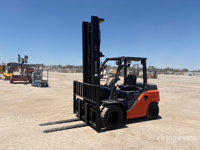 2015 Toyota 8FD40U 8200 lb Cushion Tire Forklift