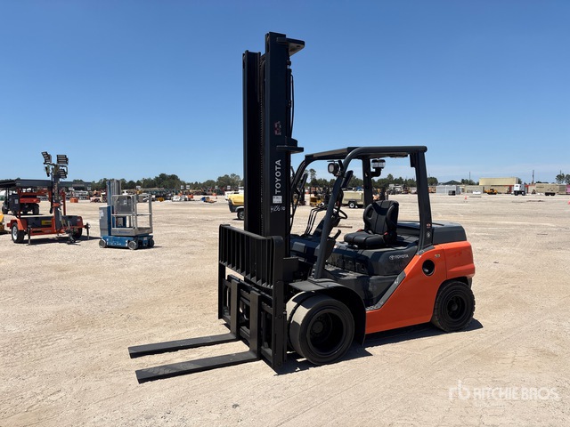 Toyota 8FD40U 8200 lb Cushion Tire Forklift