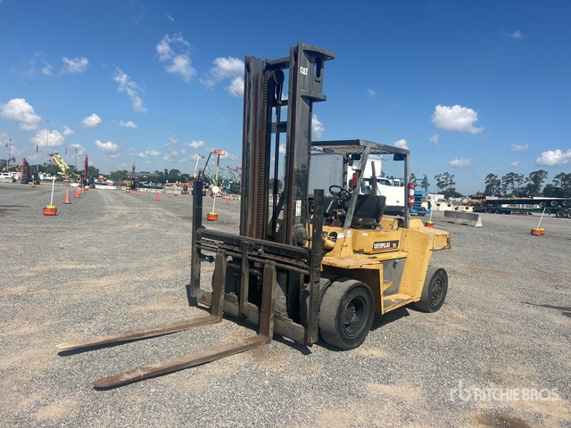 Cat DP-70 13600 lb Pneumatic Tire Forklift