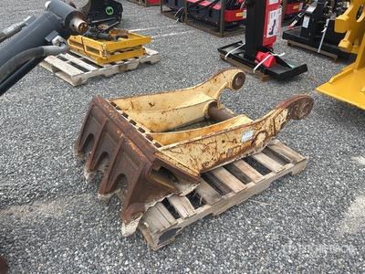 Cat 32 in Excavator Thumb