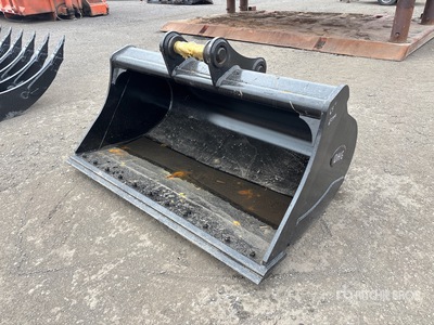 64 in Cleanup Excavator Bucket