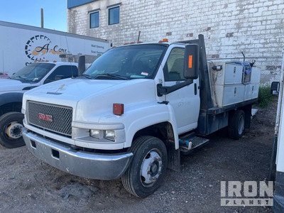 2003 GMC 45010 4x2 شاحنة متعددة الاغراض (Inoperable)