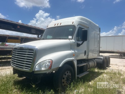 2018 Freightliner Cascadia 125 6x4 T/A Sleeper Truck Tractor (Inoperable)