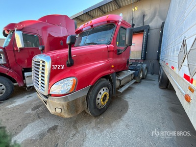 2010 Freightliner Cascadia 6x4 تراكتور شاحنة نهارية (ثنائية المحور) (Inoperable)