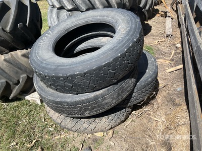 Quantity of (4) 11R24.5 Opony