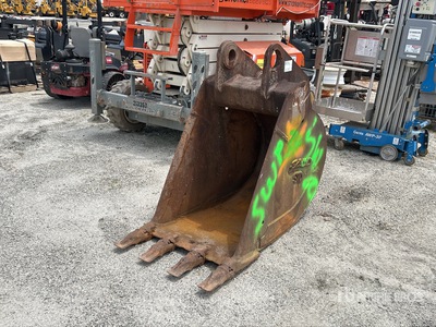 32 in Digging Excavator Bucket