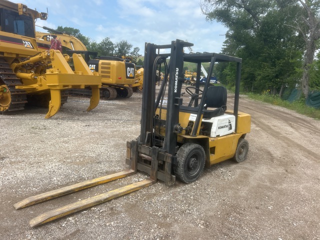 Komatsu FD25 Pneumatic Tire Forklift