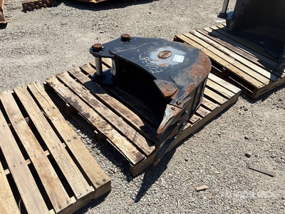 12 in Excavator Bucket - Fits Takeuchi TB290