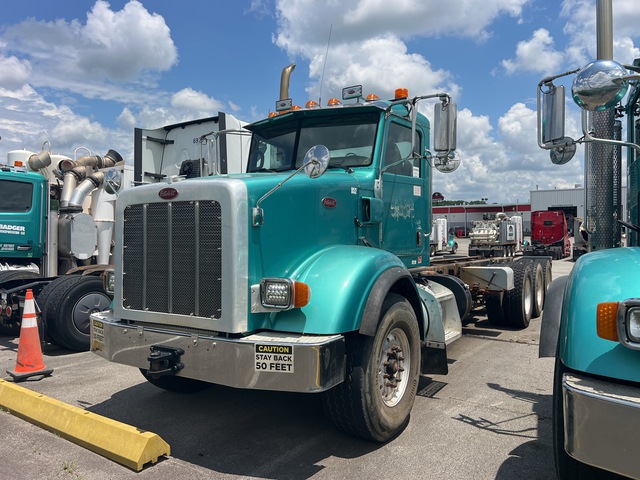 2013 Peterbilt 365 8x6 Cab and Chassis 2013 Peterbilt 365 8x6 Cab and Chassis