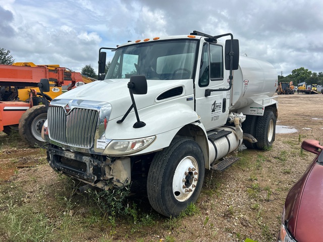 2013 International 4300 Durastar 2000 gal 4x2 Water Truck