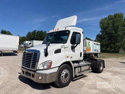 2013 Freightliner Cascadia 113 4x2 S/A Day Cab Truck Tractor