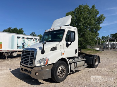 2015 Freightliner Cascadia 113 4x2 S/A Day Cab Truck Tractor