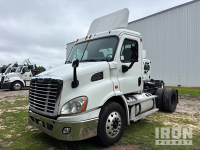 2013 Freightliner Cascadia 113 4x2 S/A Day Cab Truck Tractor