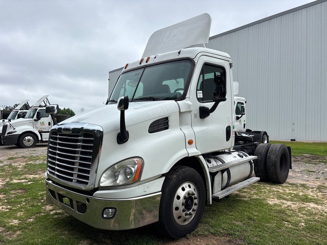 2013 Freightliner Cascadia 113 4x2 S/A Day Cab Truck Tractor