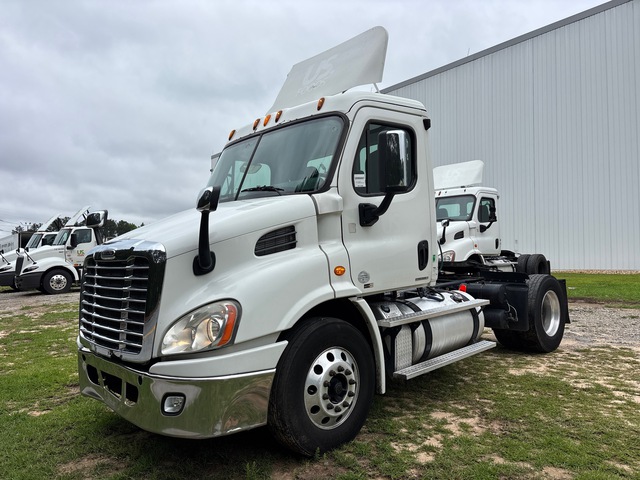 2012 Freightliner Cascadia 113 4x2 S/A Day Cab Truck Tractor