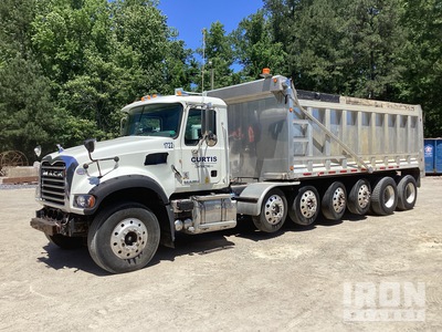 2017 Mack GU713 14x4 ダンプトラック（4軸）