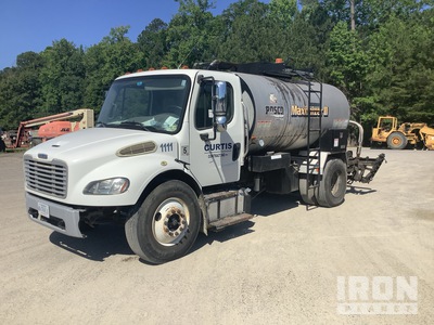 2014 Leeboy Maximizer 1850 gal on 2014 Freightliner M2 106 4x2 Camión distribuidor de asfalto