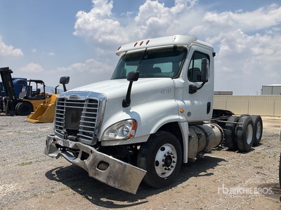 2015 Freightliner Cascadia 125 Tractocamion (INOPERABLE) / Cabeza Tractora Cabina Corta (Inoperable)