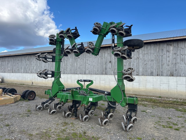 Custom Built 40 ft 3-Point 16 Row, 30" spacing Strip-Tiller