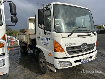 2004 Hino FC4J 4x2 S/A Camión dumper