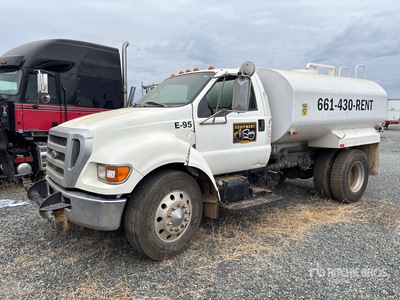 2006 Ford F-650 2000 gal 4x2 Camion à eau